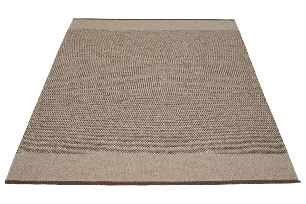 Pappelina-Dark-brown--dark-linen-metallic-teppich