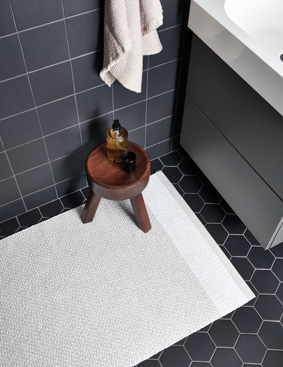 Pappelina-Edit-Teppich-Fossil Grey White White Metallic