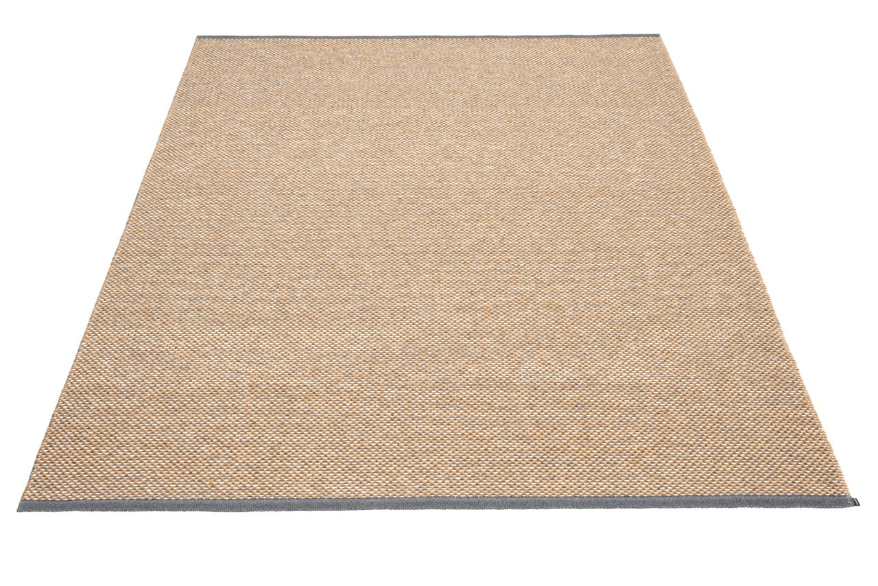 Pappelina-Effi-Teppich-Granit Ochre Vanilla