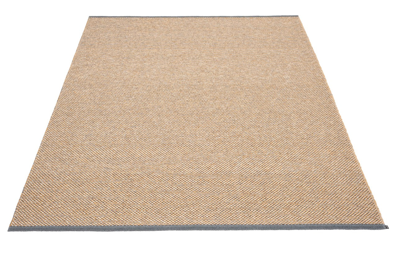 Pappelina-Effi-Teppich-Granit Ochre Vanilla