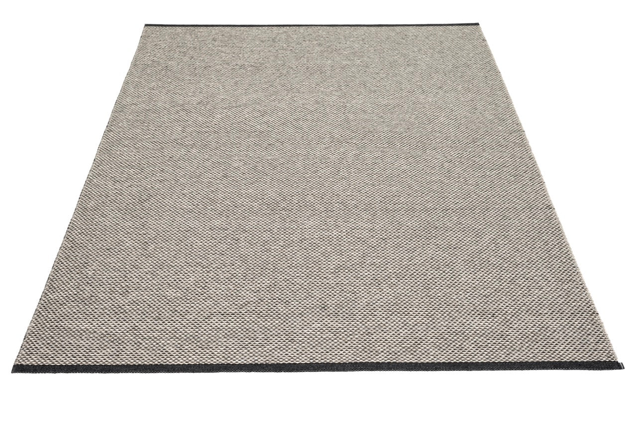 Pappelina-Teppich-Effi-Black-Warm-Grey-Vanilla