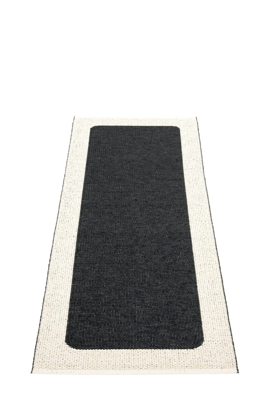 Pappelina-Teppich-Ilda-black-vanilla