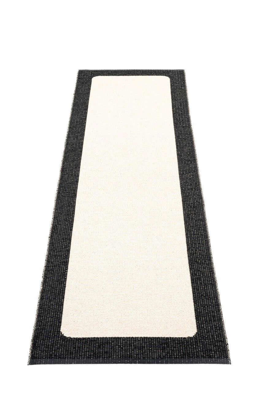 Pappelina-Teppich-Ilda-black-vanilla