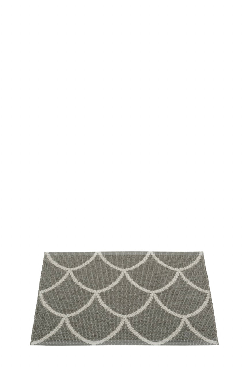 Pappelina-Teppich-Kotte-Charcoal-Warm-Grey