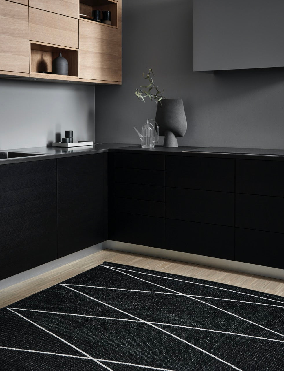 Pappelina-Teppich-Max-black-vanilla