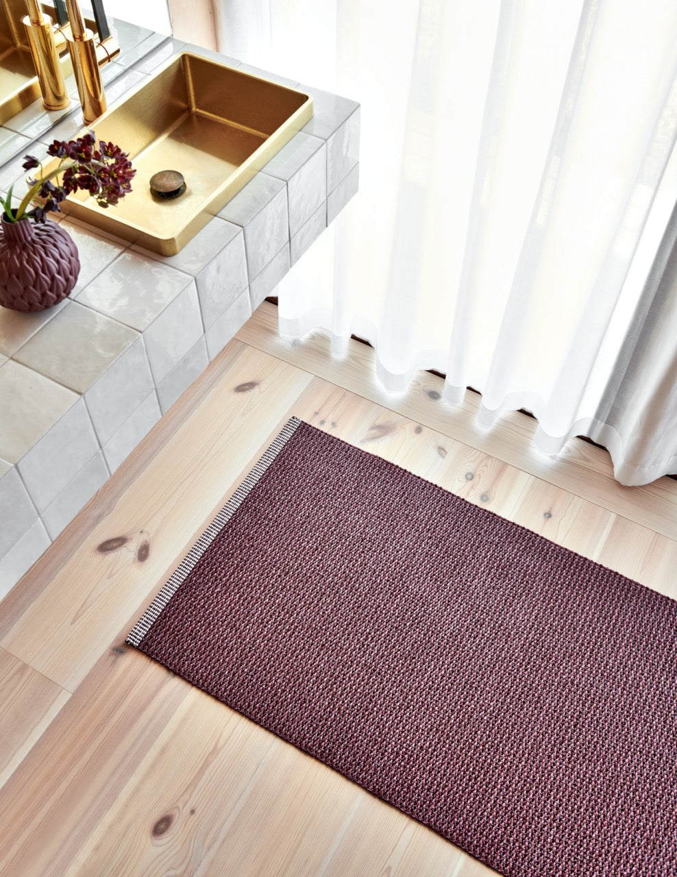 Pappelina-Teppich-Mono-Zinfandel-rose-taupe