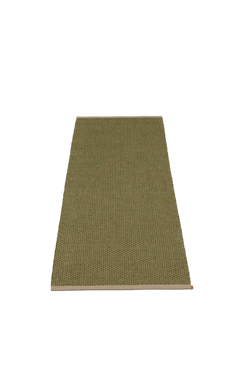 Pappelina NILS Teppichläufer dark olive für den Innen- und Aussenbereich