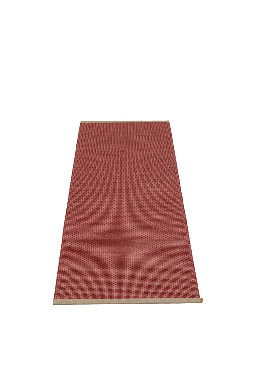 Pappelina NILS Teppich mit Leinenkette und PVC-Webstruktur dark red