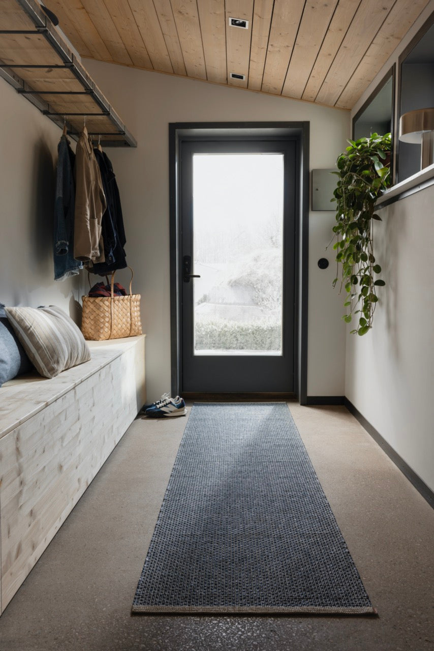 Pappelina NILS Ocean Blue Teppich im skandinavischen Wohnbereich