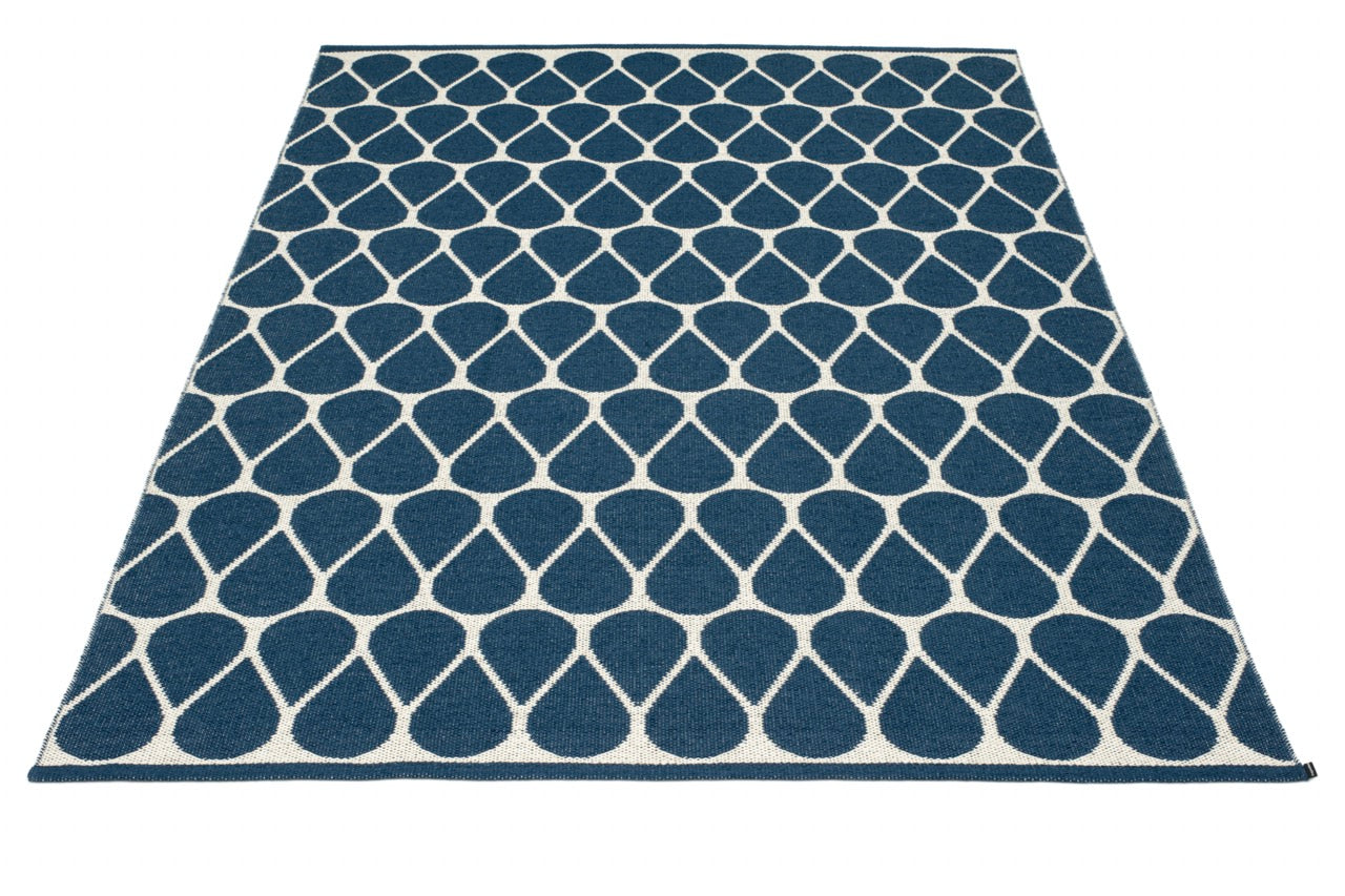 Pappelina-Teppich-Otis-ocean-blue-vanilla