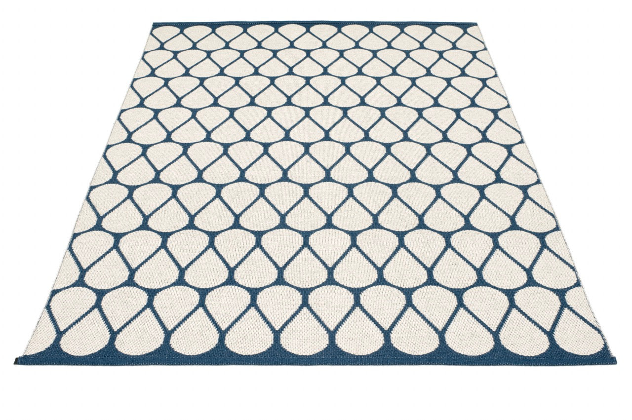 Pappelina-Teppich-Otis-ocean-blue-vanilla