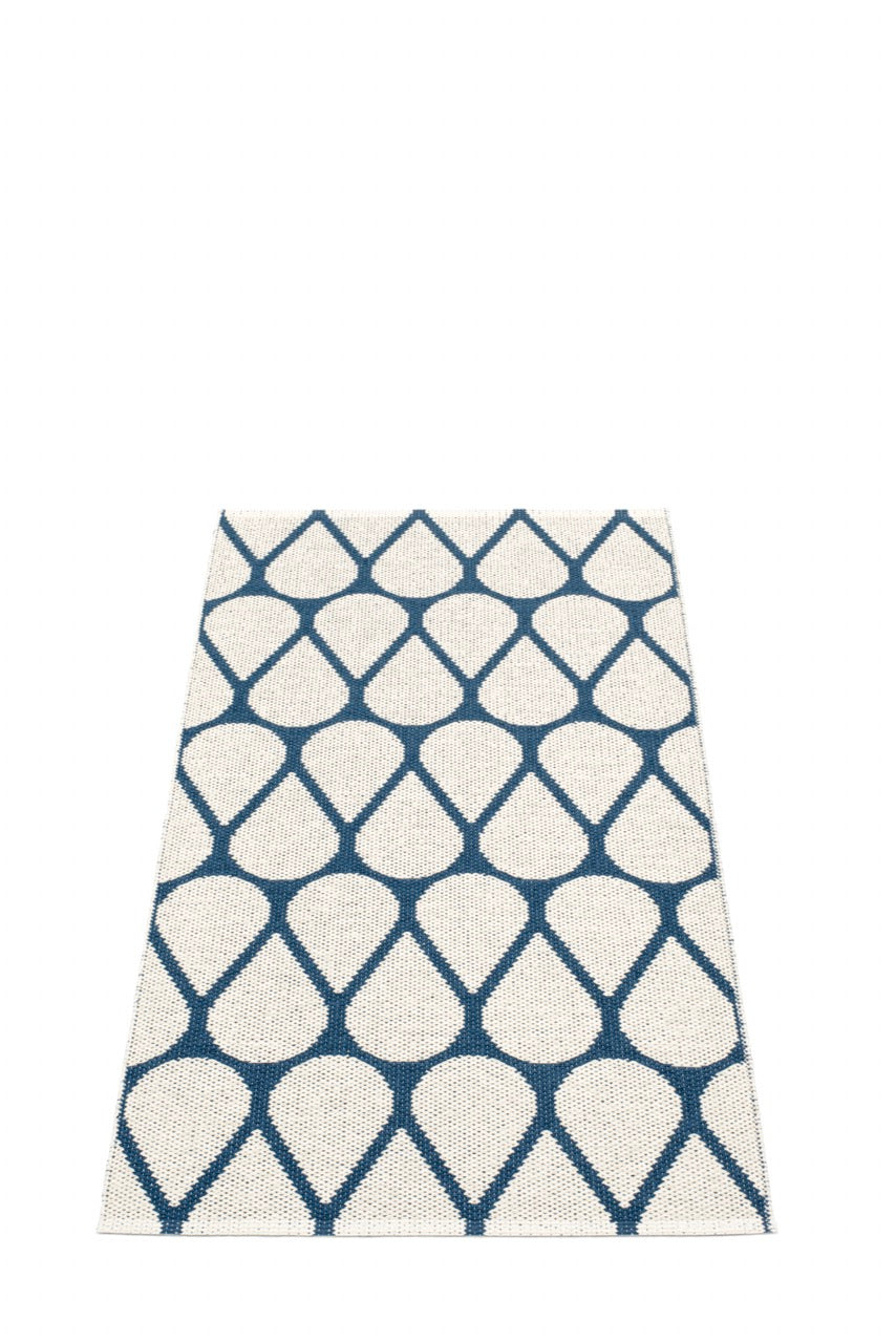 Pappelina-Teppich-Otis-ocean-blue-vanilla