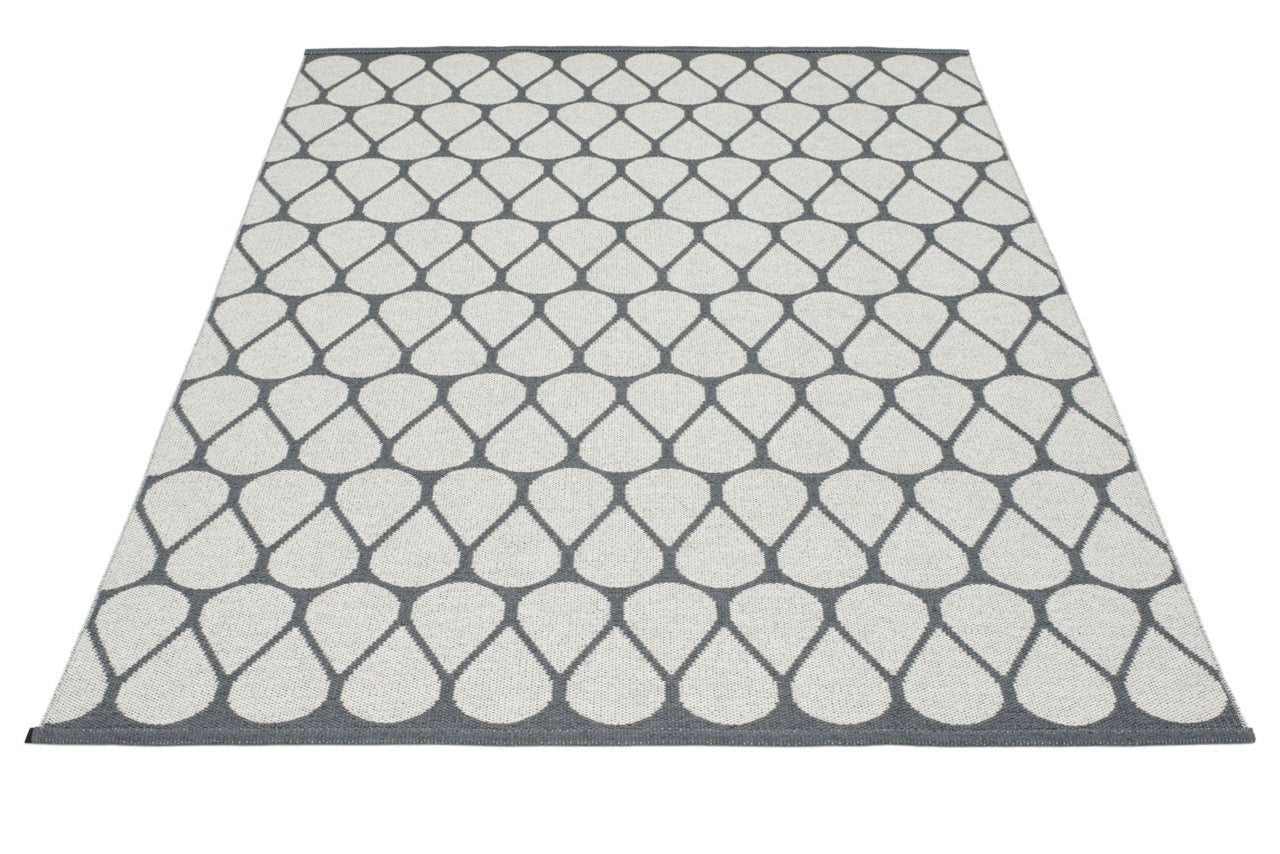 Pappelina-Teppich-Otis-Granit-Fossil-Grey