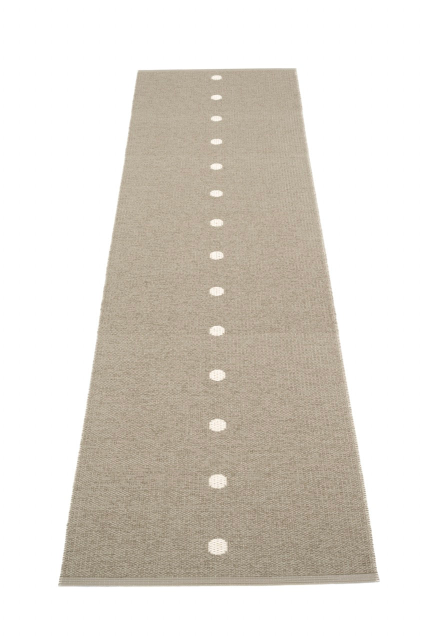Pappelina-Peg-Dark-Linen-Carpet