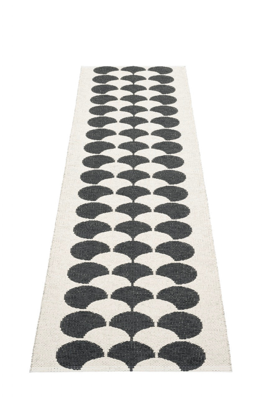 Pappelina-Poppy-Bio-Edition-black-Carpet