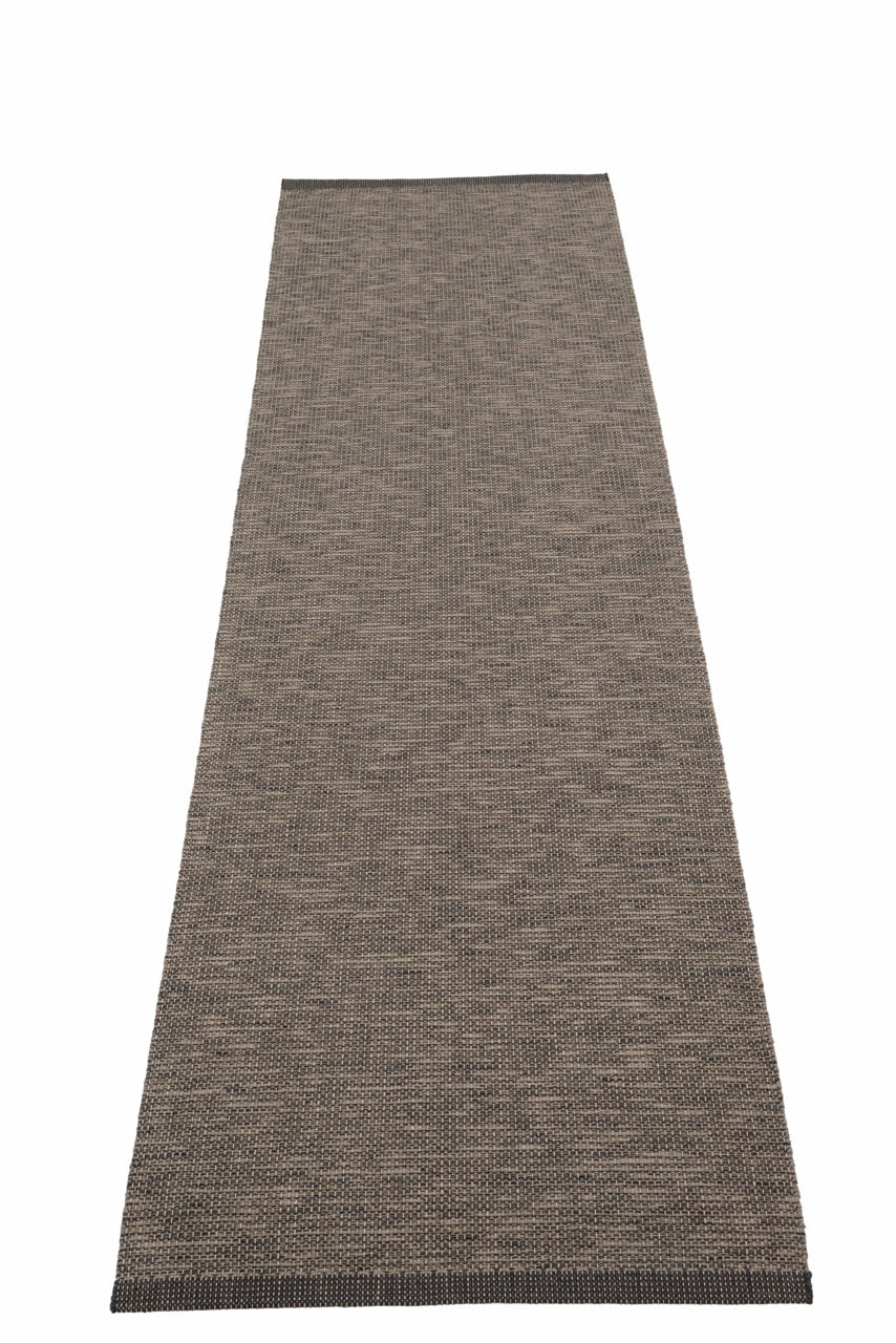 Pappelina-Sam-Black-Carpet