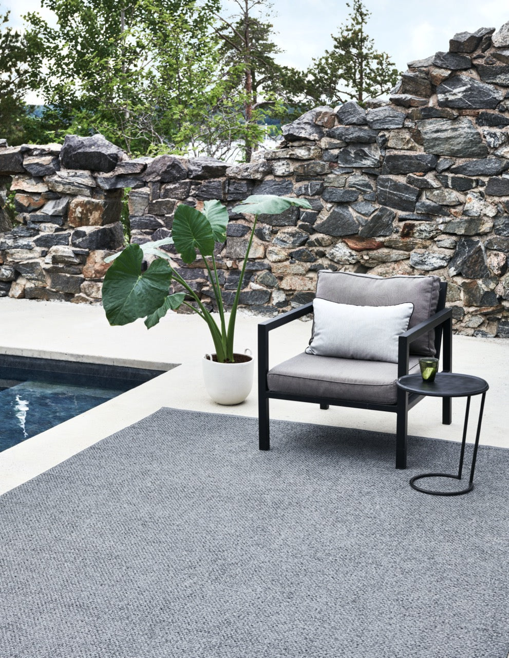 Pappelina Teppich Svea Granit / black metallic