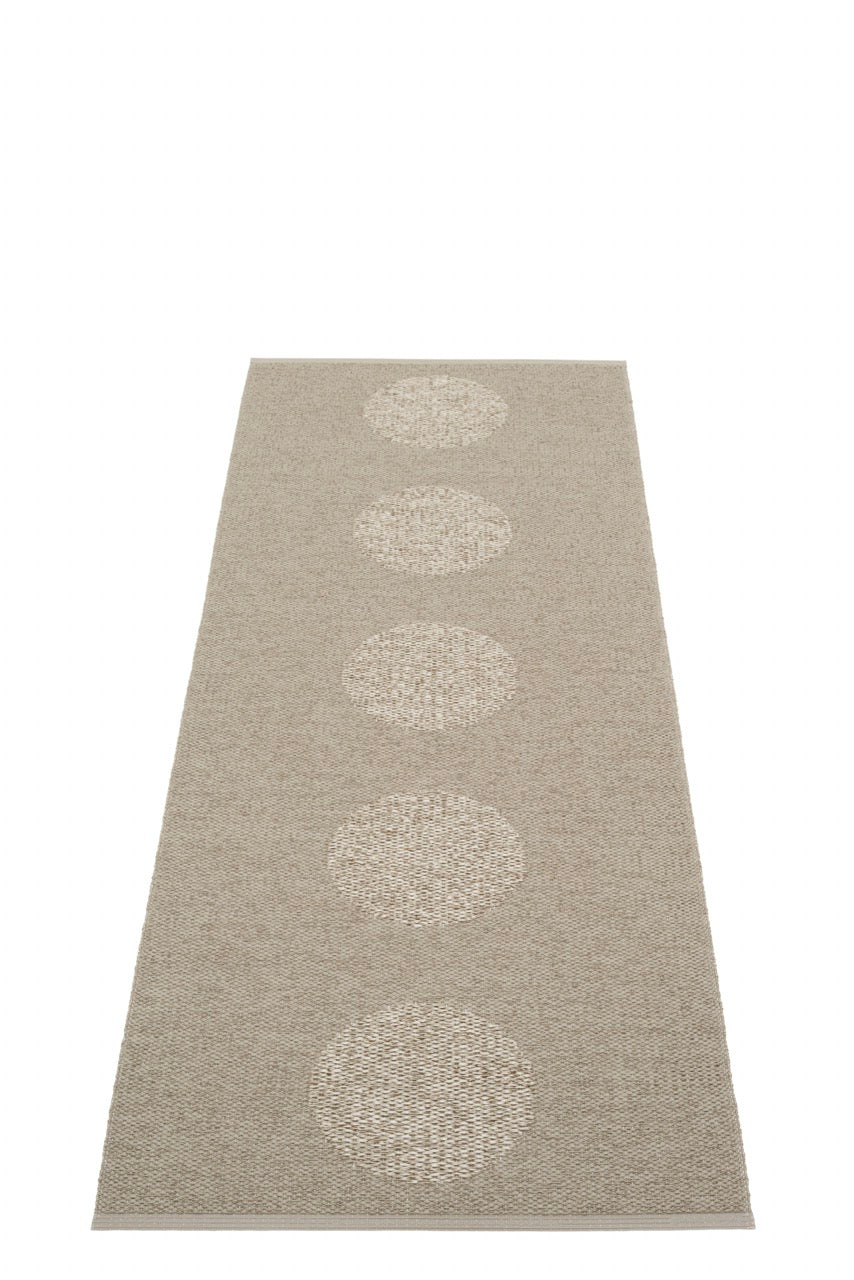 Pappelina-Vera-2.0-Dark-Linen-Carpet