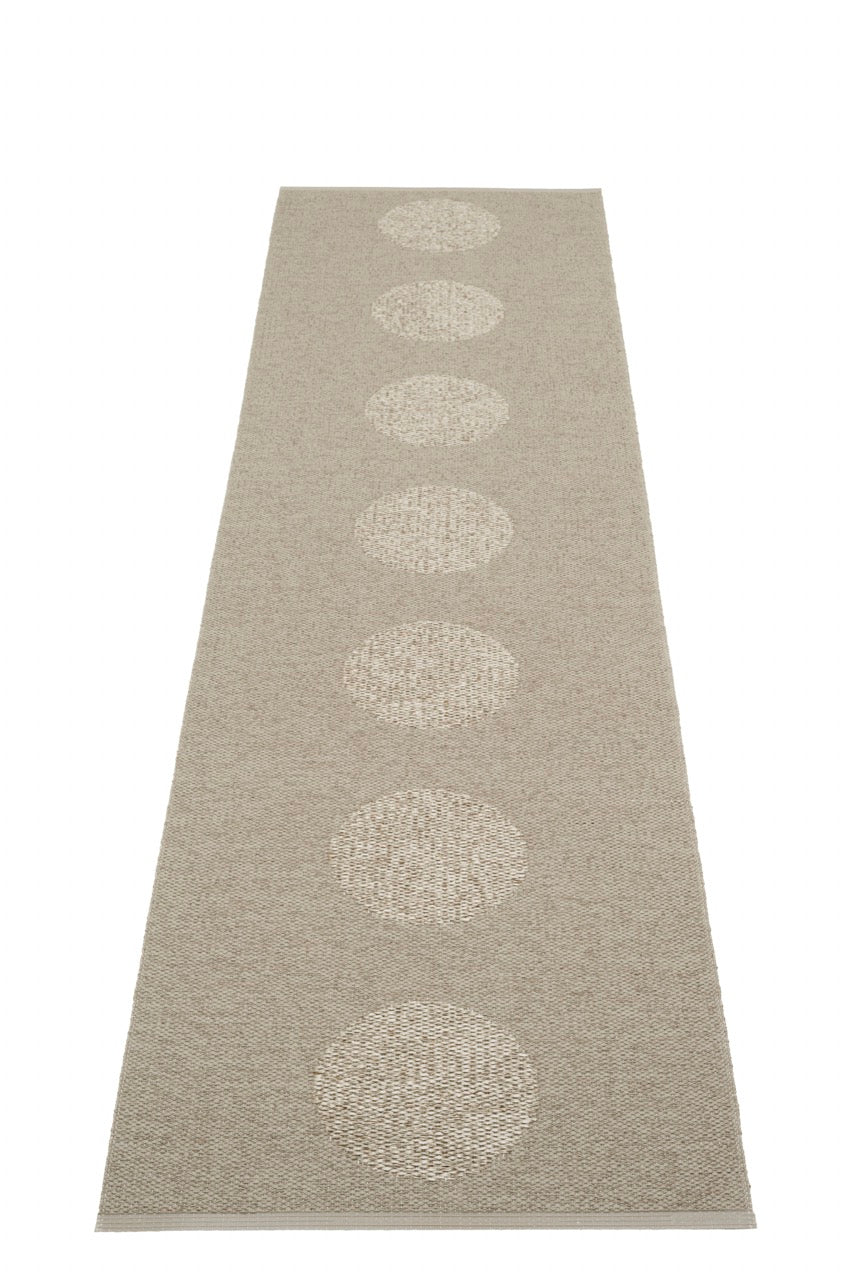 Pappelina-Vera-2.0-Dark-Linen-Carpet