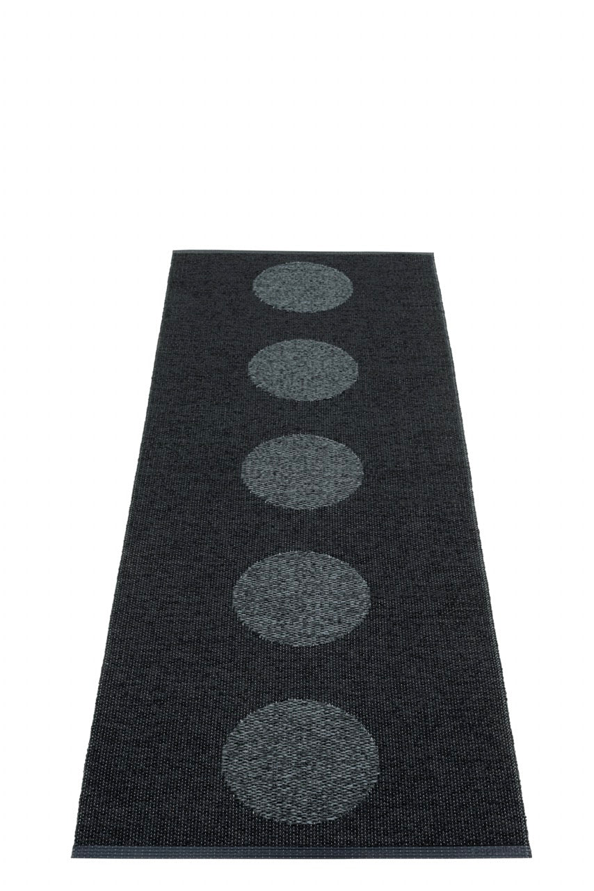 Pappelina-Vera-2.0-black-carpet