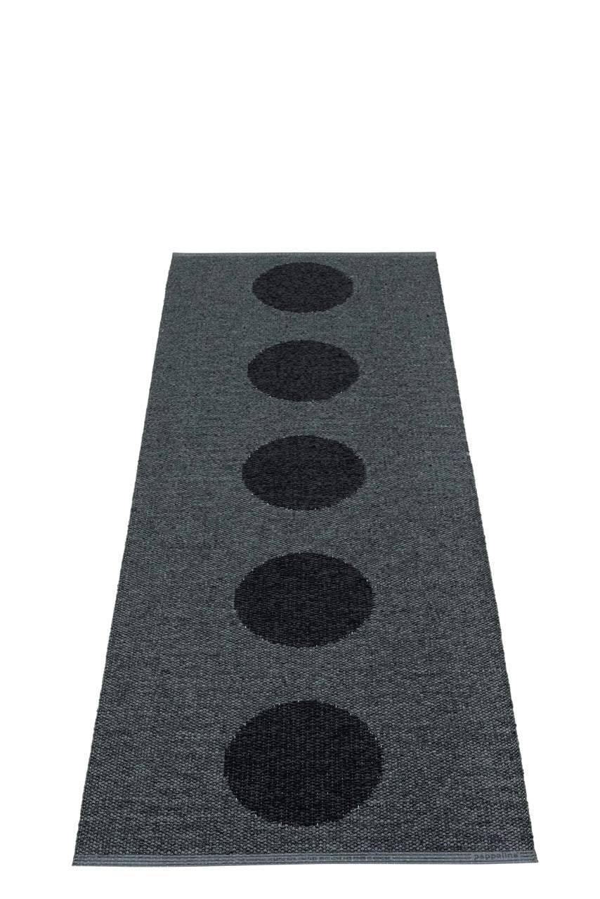 Pappelina-Vera-2.0-black-carpet