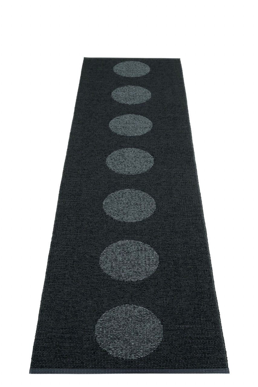 Pappelina-Vera-2.0-black-carpet