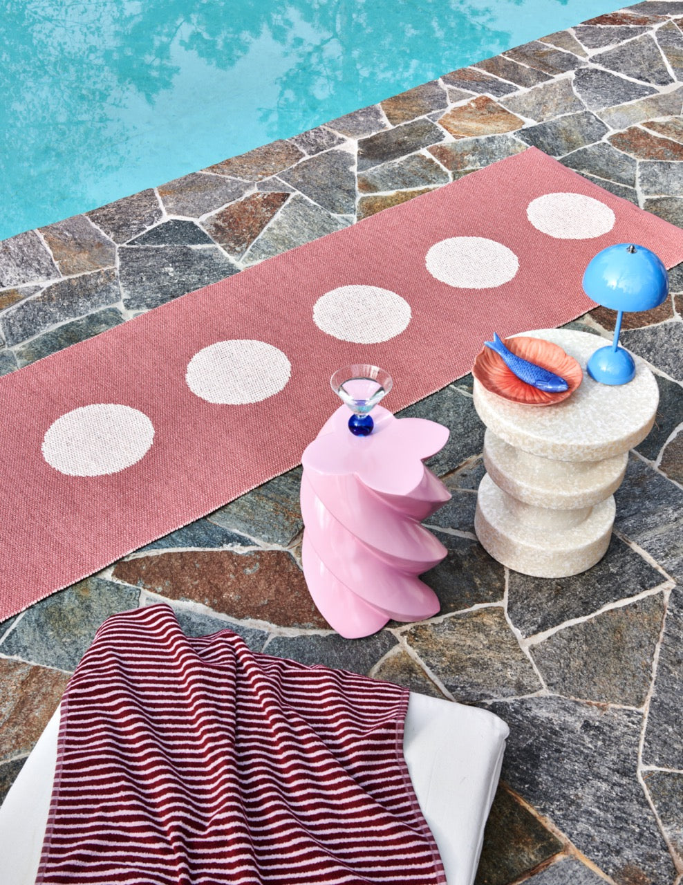 Skandinavischer Teppich neben dem Swimming Pool.