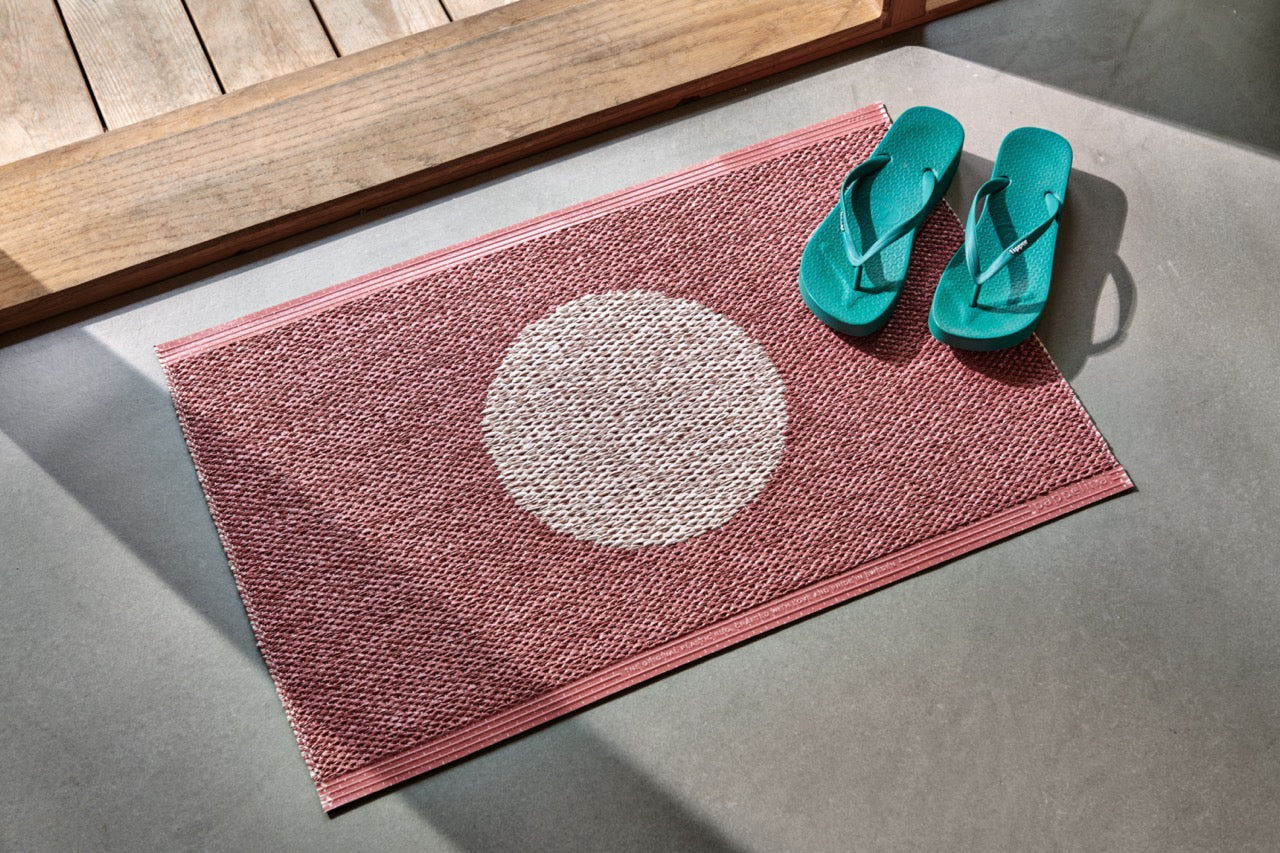 Kunststoffteppich in skandinavischem Design.