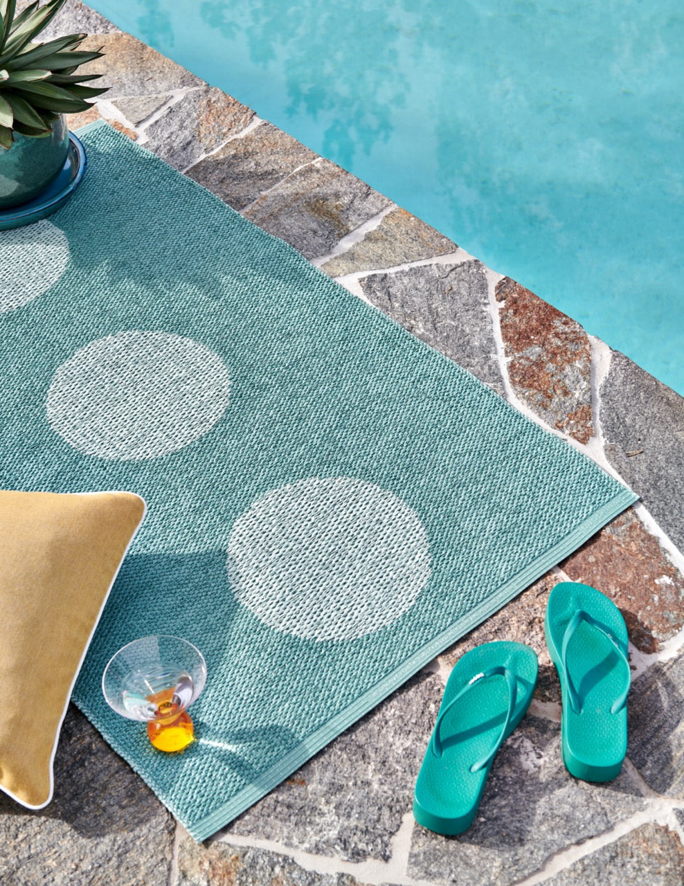 Pappelina Outdoor Teppich in skandinavischem Stil.