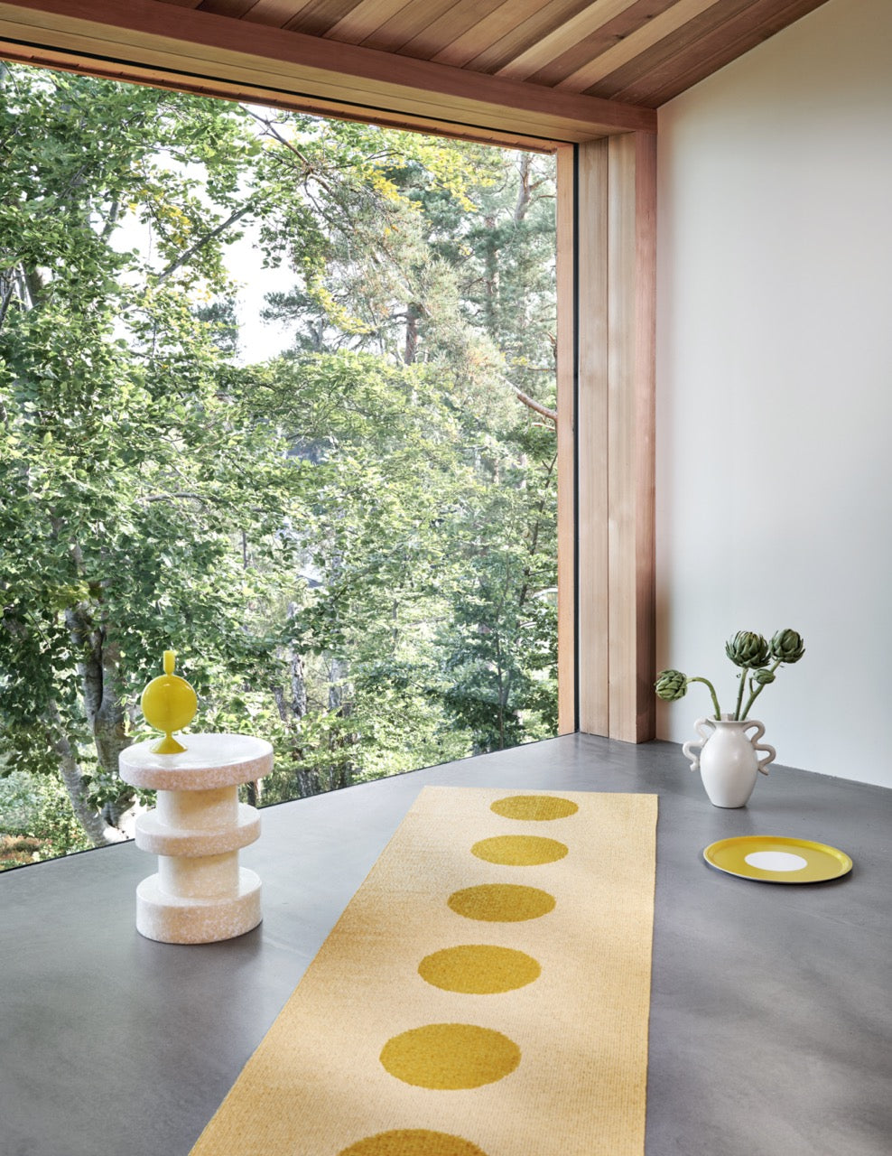Pappelina Teppich mit gelben Tupfen in skandinavischem Design.
