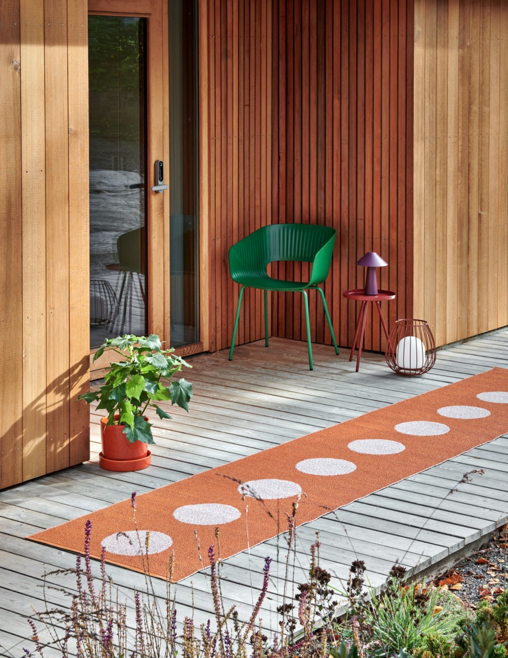 Teppichläufer aus Kunststoff auf Terrassenboden, hergestellt in Schweden.