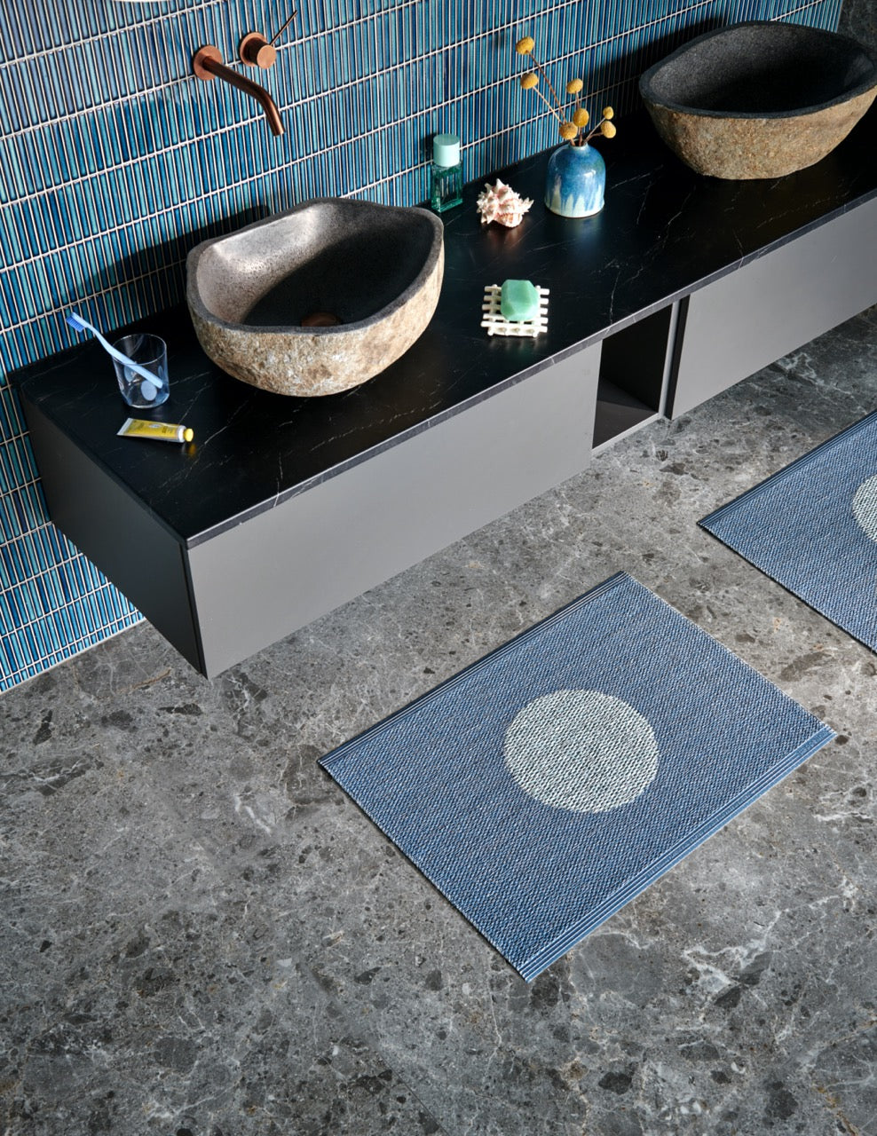 Pflegeleichter und waschbarer Teppich für das Badezimmer von Pappelina.