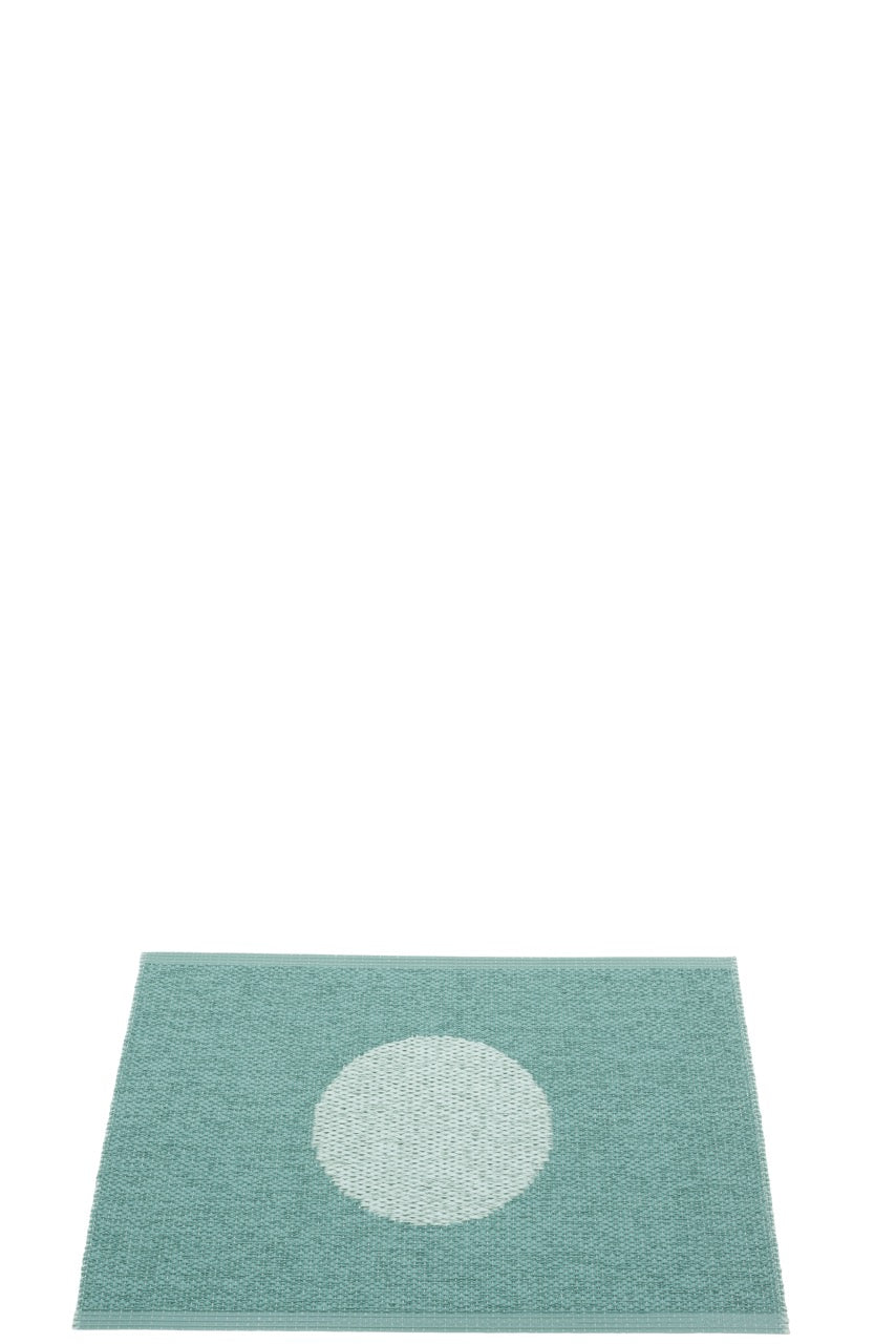 Pappelina pflegeleichter Teppich Vera Pop in der Farbe Jade - Pale Turquoise.