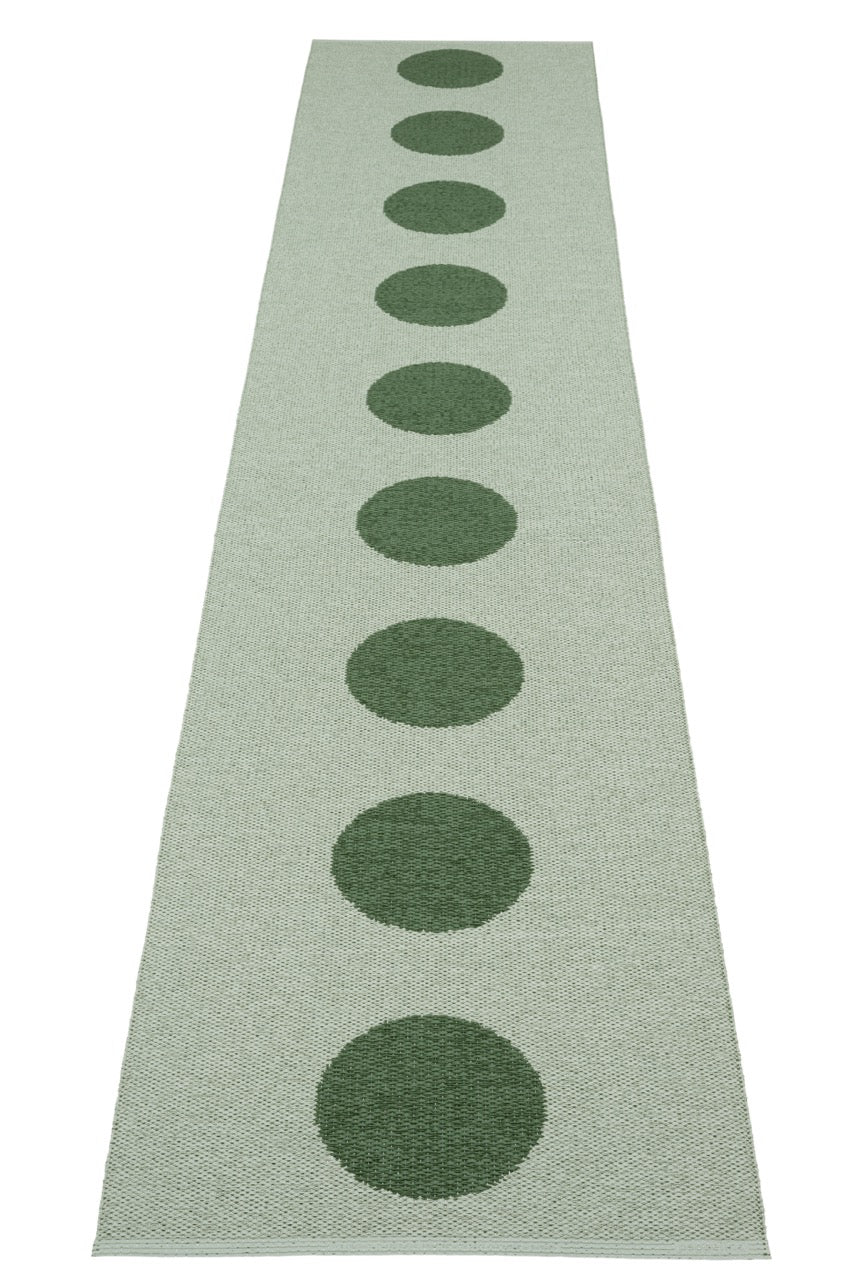 Rückseite des Teppichläufers in umgekehrten Farben in Leaf grün.