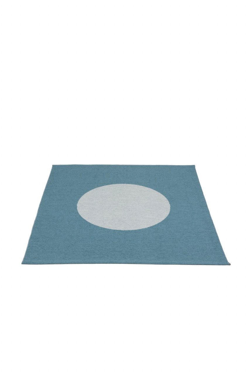 Grosser Pappelina Teppich Vera Pop in Blue Fog blau.