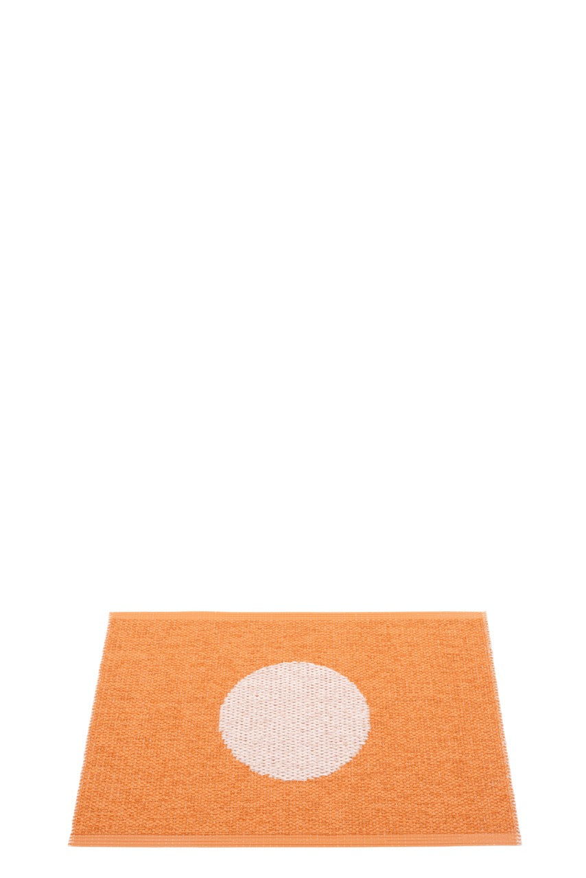 Kleiner Kunststoffteppich von Pappelina für Küche, Bad, Eingang und Terrasse.
