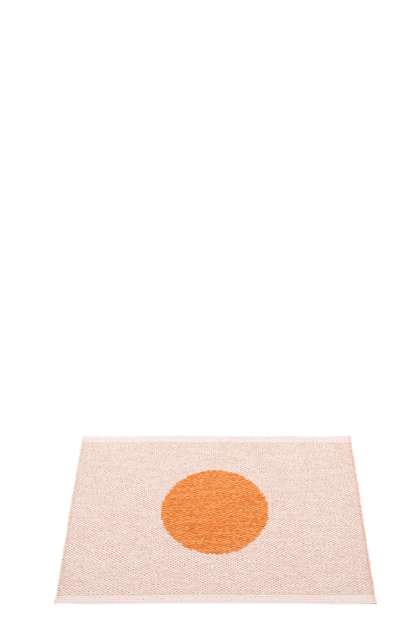 Rückseite des kleinen Teppichs von Pappelina Vera Pop pale orange.