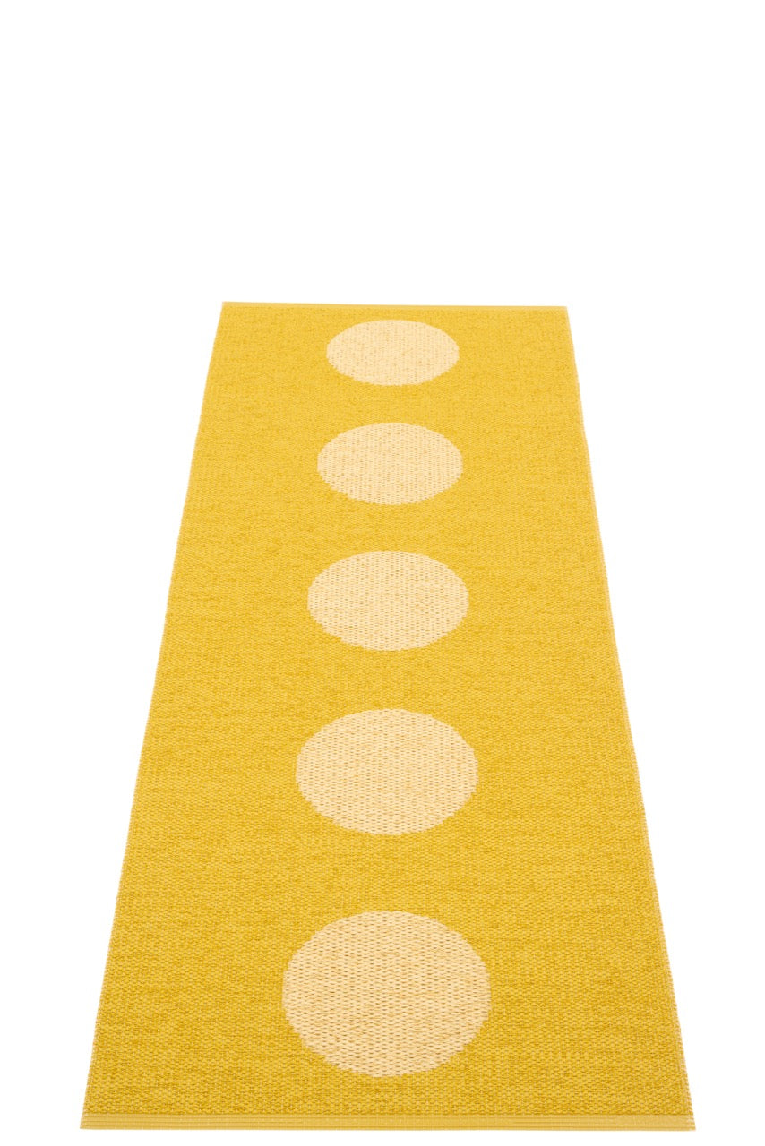 Pappelina Kunststoffteppich Vera Pop Mustard mit Pale Yellow Punkten.