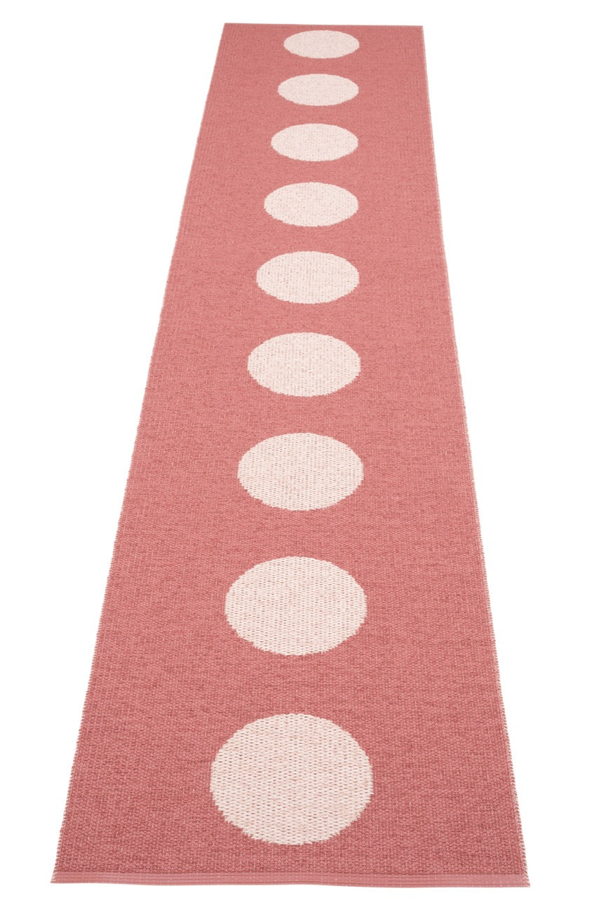 Langer Teppichläufer von Pappelina Vera Pop in Blush rosa.