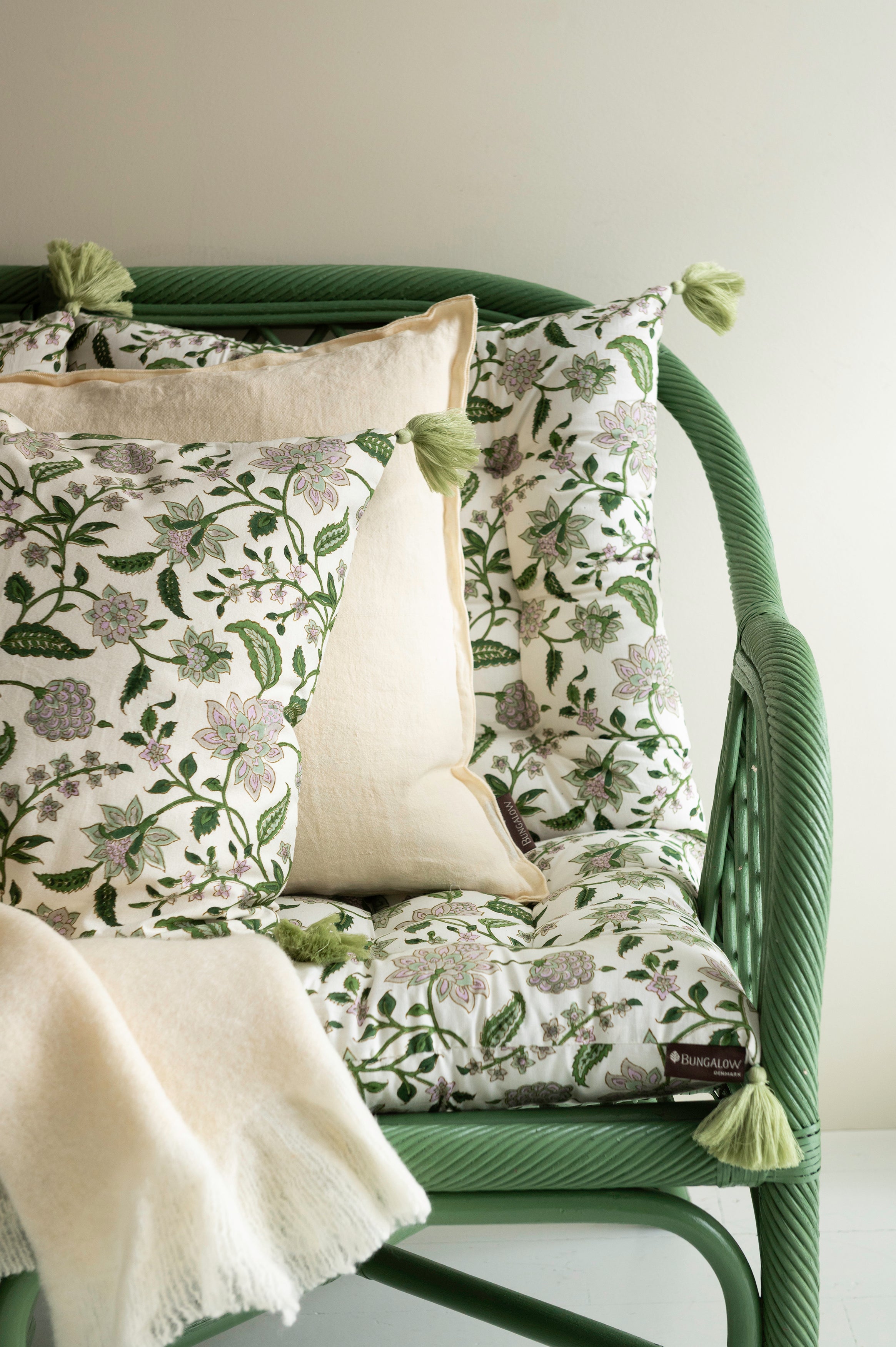 Bungalow-Denmark-Kissenhuelle-50x50cm-Divya-Parrot-CC55DIV364