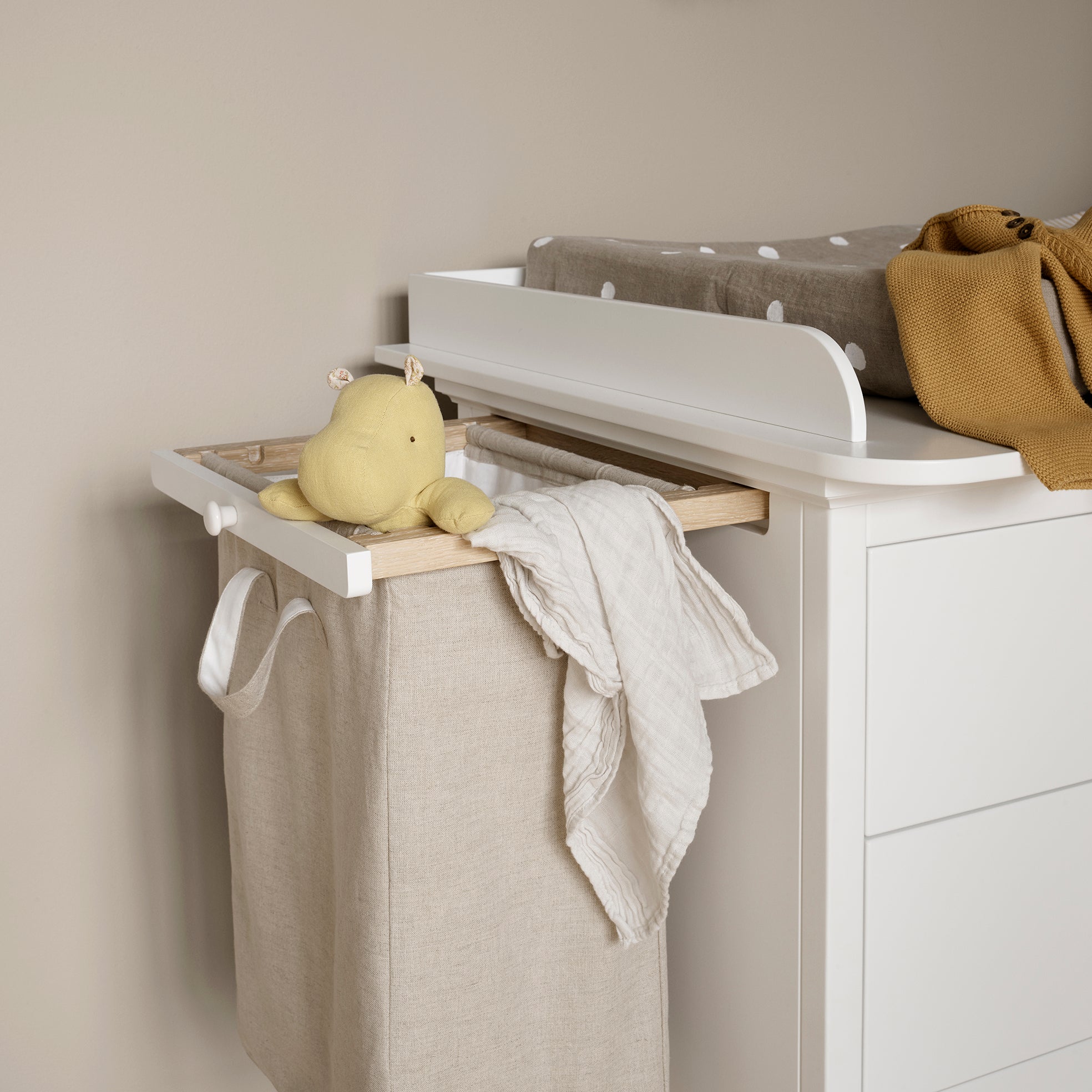 Oliver Furniture Seaside Wickelkommode mit sechs Schubladen und optionalen Auszügen