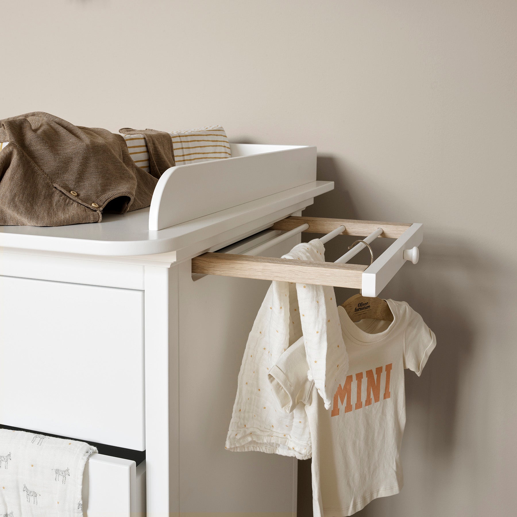 Oliver Furniture Seaside Wickelkommode mit sechs Schubladen und optionalen Auszügen