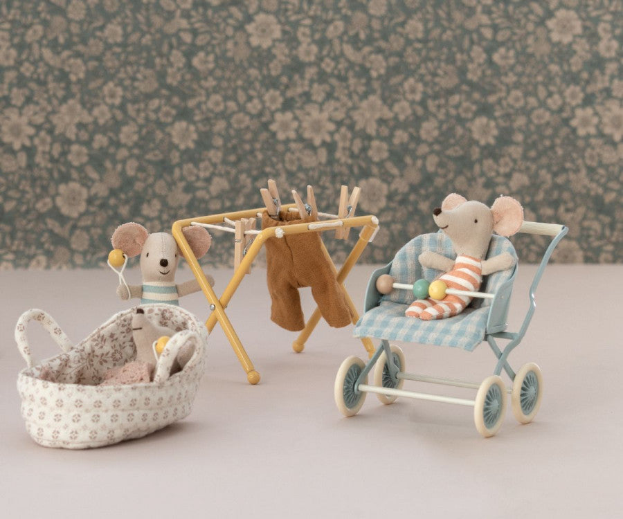 Maileg-Kinderwagen-Babymaus-Minze-11-3107-00