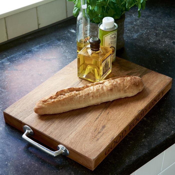 Ein robustes Schneidebrett, das auf der Seite die Aufschrift ""Good food only"" trägt. Das sagt alles, oder? Für das frisch gebackene Stockbrot zum Umtrunk, zum Servieren von Häppchen oder einfach als praktisches und schönes Accessoire auf der Anrichte.