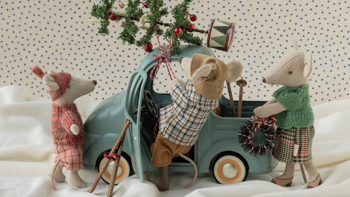 Maileg Grossvater und Grossmutter Maus mit Tannenbaum, Ski und Weihnachtsdekor auf dem grossen Auto. Weihnachtliche Dekoration für die fantasievolle Maileg-Welt.