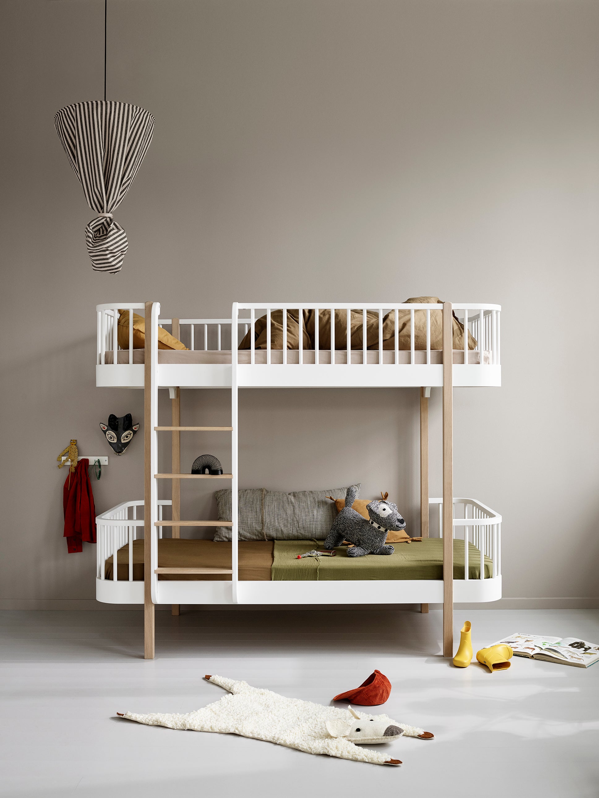 Oliver Furniture-Wood-Collection-Wood-Etagenbett-weiss-Eiche. Etagenbett in skandinavischem Stil im Kinderzimmer.