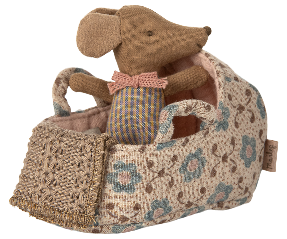 Maileg-Carry-Cot-Babymouse-rose-11-5411-01
