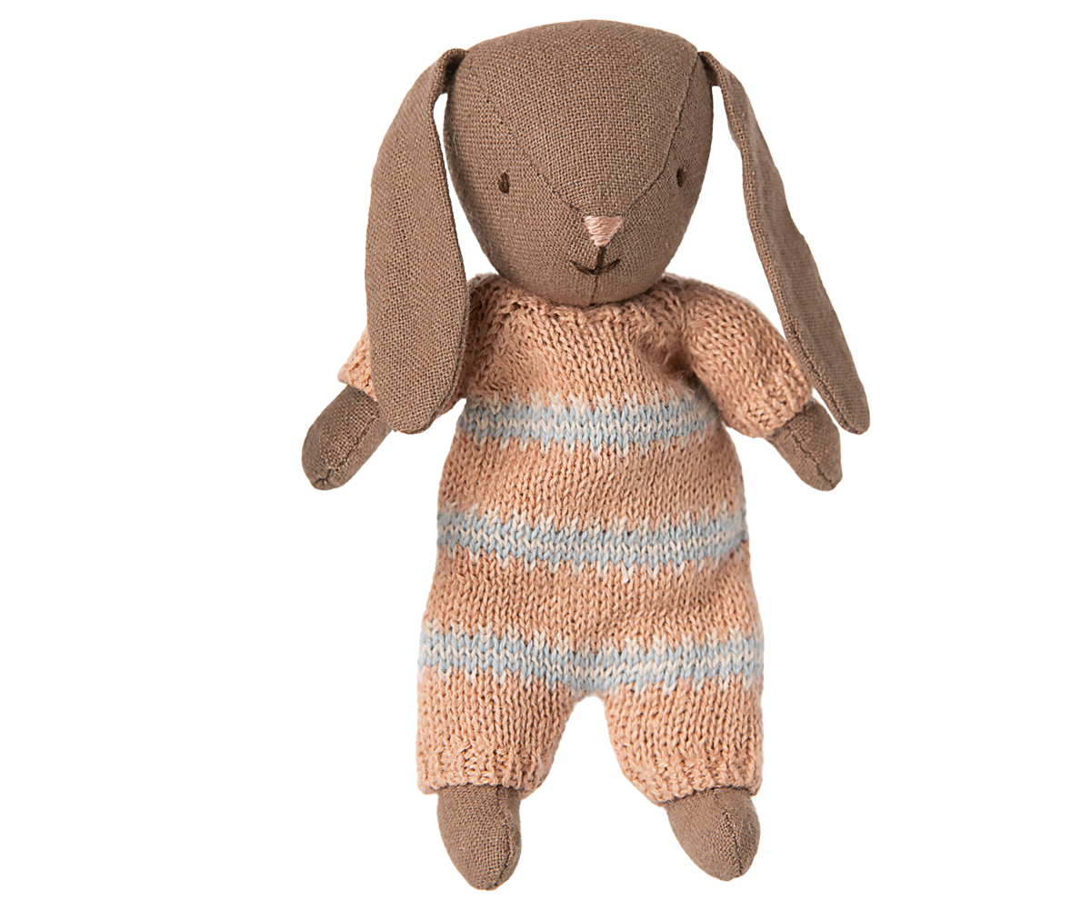 Maileg-Bunny-Micro-braun-dusty-rose-knitted-suit-16-5023-00