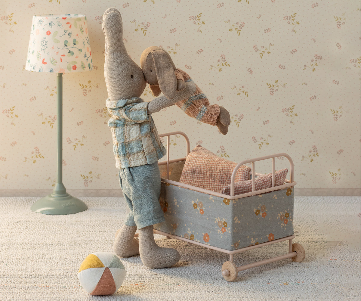 Maileg-Bunny-Micro-braun-dusty-rose-knitted-suit-16-5023-00