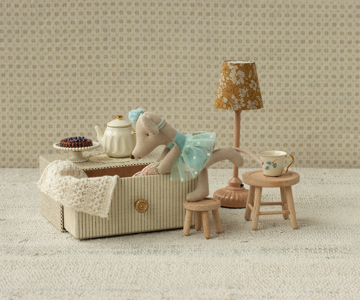 Maileg-Tanzmaus-im-Tagesbett-kleine-Schwester-17-5104-00